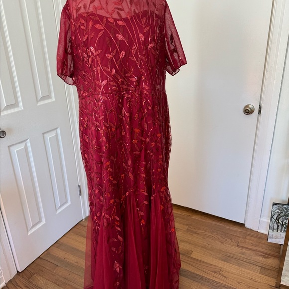 Gorgeous red gown with leaf sequin details - Picture 3 of 6